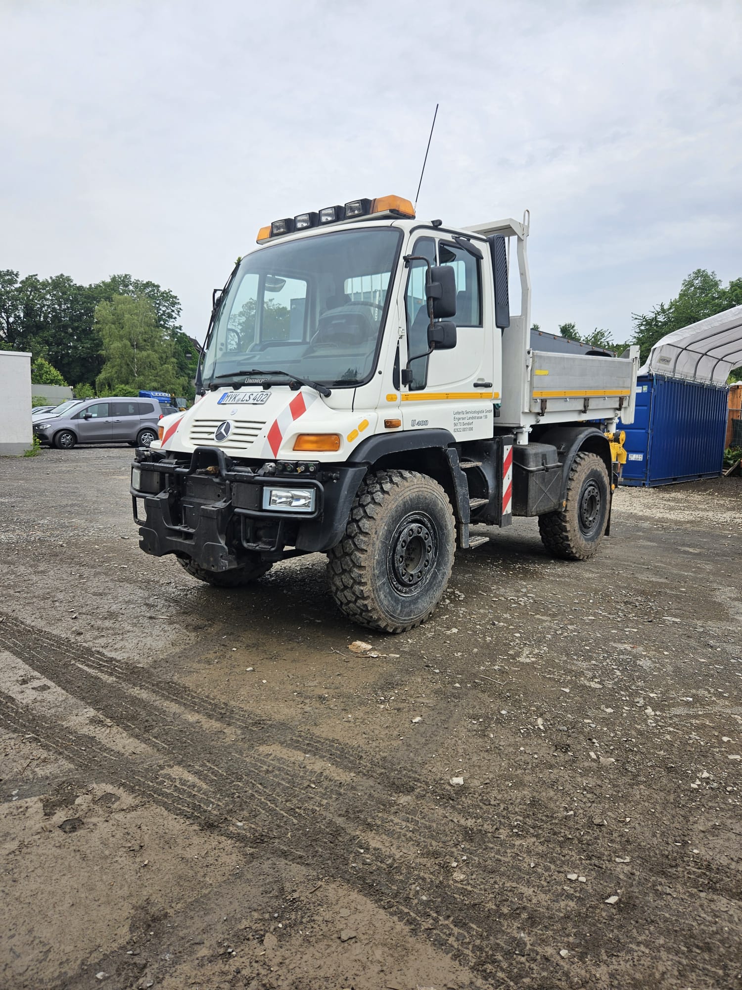 Unimog U400 Dreiseiten Kipper / Salzstreuer / Kehrmaschine / Holzhacker /Schneeschild mieten