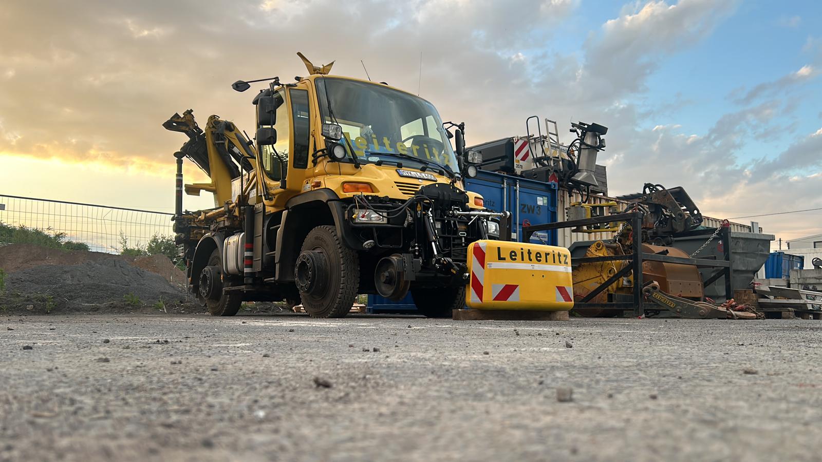 Zweiwege Unimog mit Ladekran / Personenkorb // Alternative auch mit Frontmäharm erhältlich. mieten