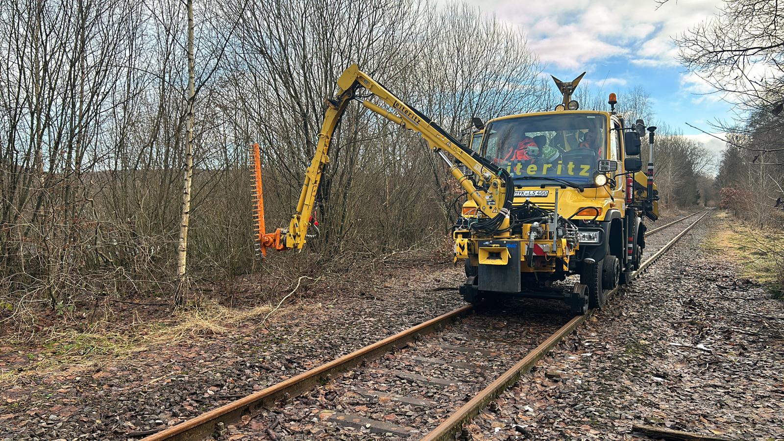 Zweiwege Unimog mit Frontausleger / Mulcher / Astschere mieten