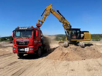 Kettenbagger mit Bedienpersonal, CAT 326 VA mit Oilquick 70/55 